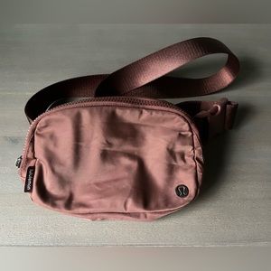 Lululemon Everywhere Belt bag 1L